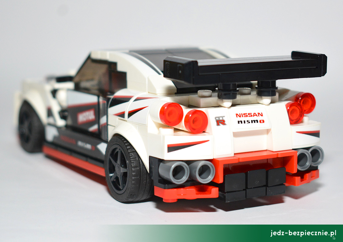 ŚWIAT WOKÓŁ KIEROWNICY - Nissan GT-R NISMO z klocków LEGO - Złożony model widok z tyłu